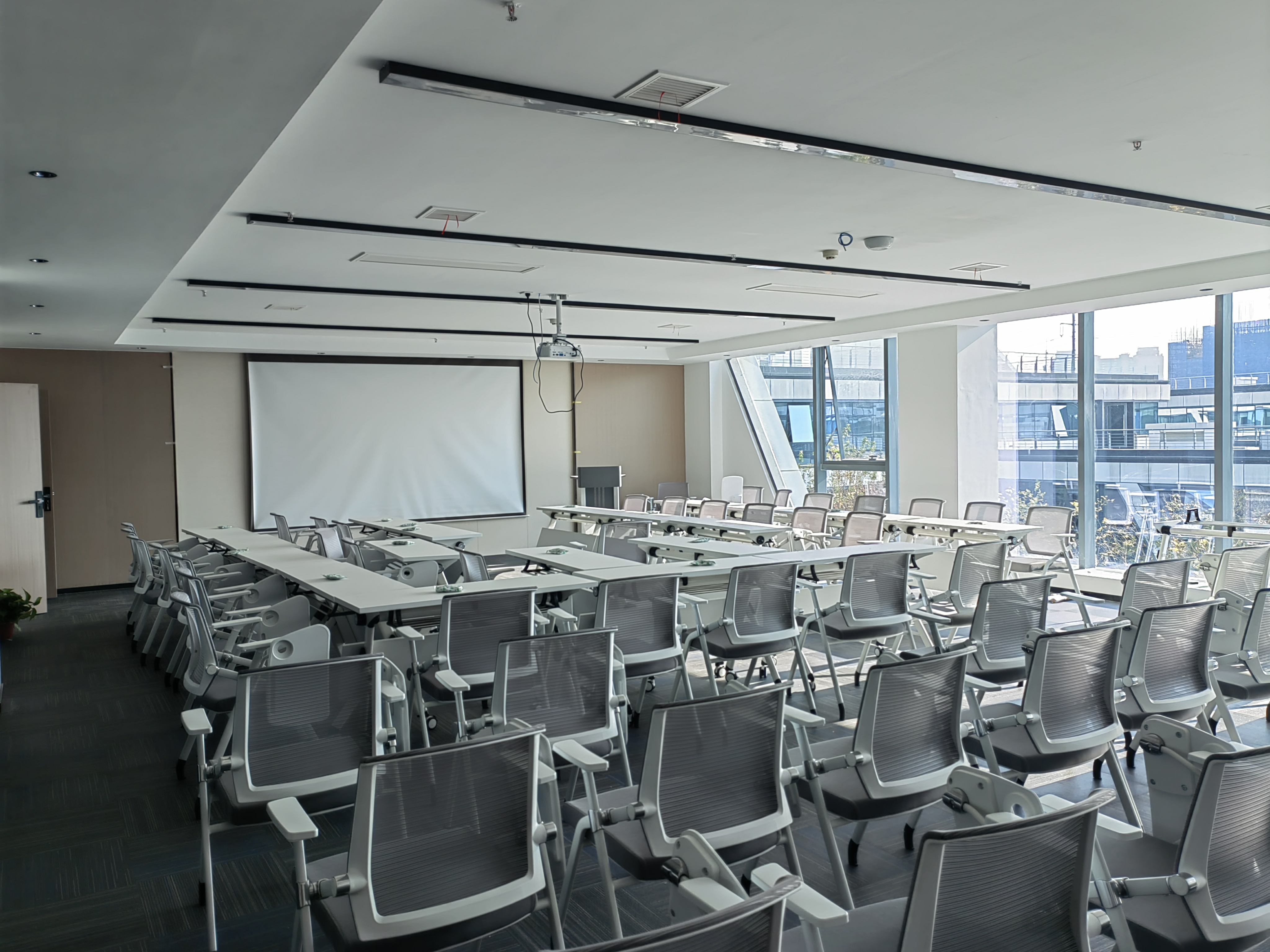 AI視頻分析技術(shù)在辦公室安防中的應用