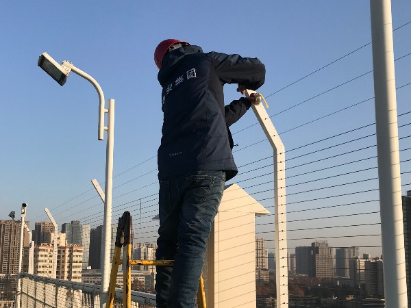 你知道怎么樣才能讓監(jiān)控壽命更長(zhǎng)嗎？當(dāng)然是靠監(jiān)控系統(tǒng)維保了！