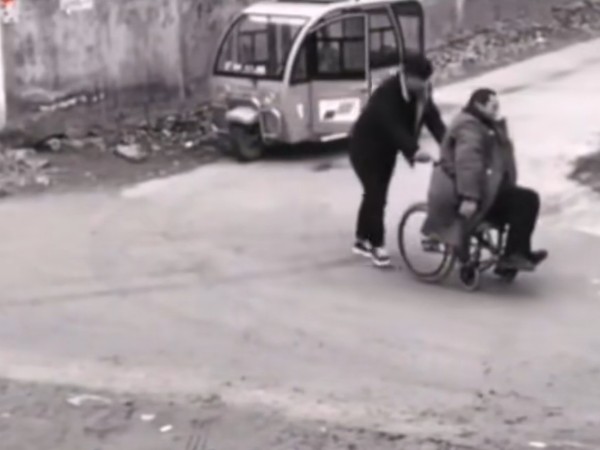 視頻監(jiān)控?cái)z像頭下的正能量你感受到了嗎？