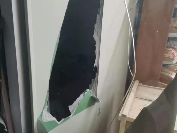 小偷砸開石膏墻鉆進(jìn)店里偷竊，多虧有AI智能視頻監(jiān)控系統(tǒng)！